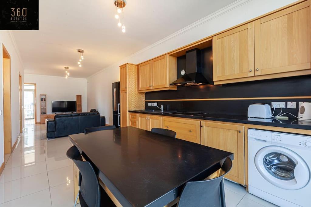 Comfortable Penthouse, Served With Lift, Wifi & Ac By 360 Estates Gzira Esterno foto
