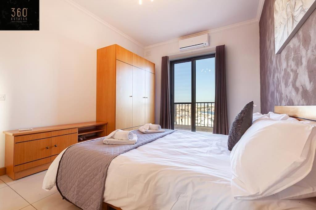 Comfortable Penthouse, Served With Lift, Wifi & Ac By 360 Estates Gzira Esterno foto