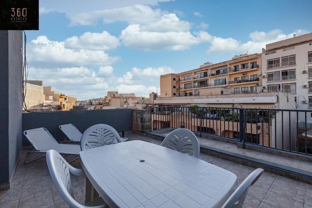 Comfortable Penthouse, Served With Lift, Wifi & Ac By 360 Estates Gzira Esterno foto