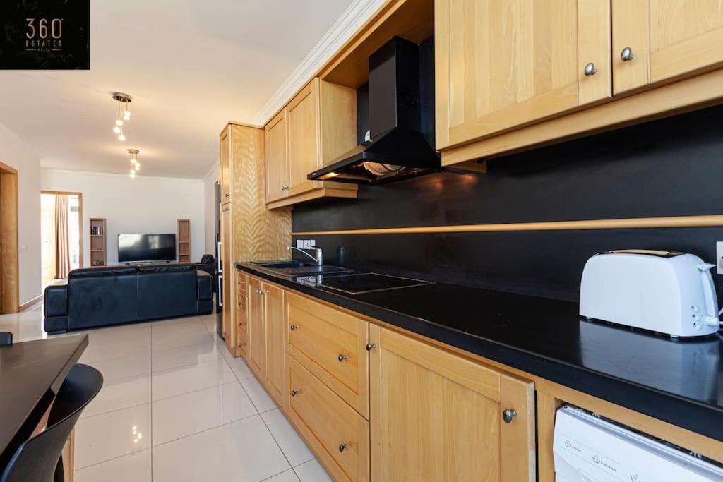 Comfortable Penthouse, Served With Lift, Wifi & Ac By 360 Estates Gzira Esterno foto