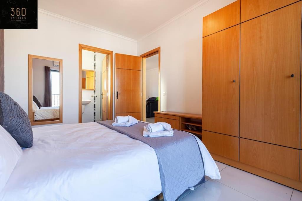 Comfortable Penthouse, Served With Lift, Wifi & Ac By 360 Estates Gzira Esterno foto