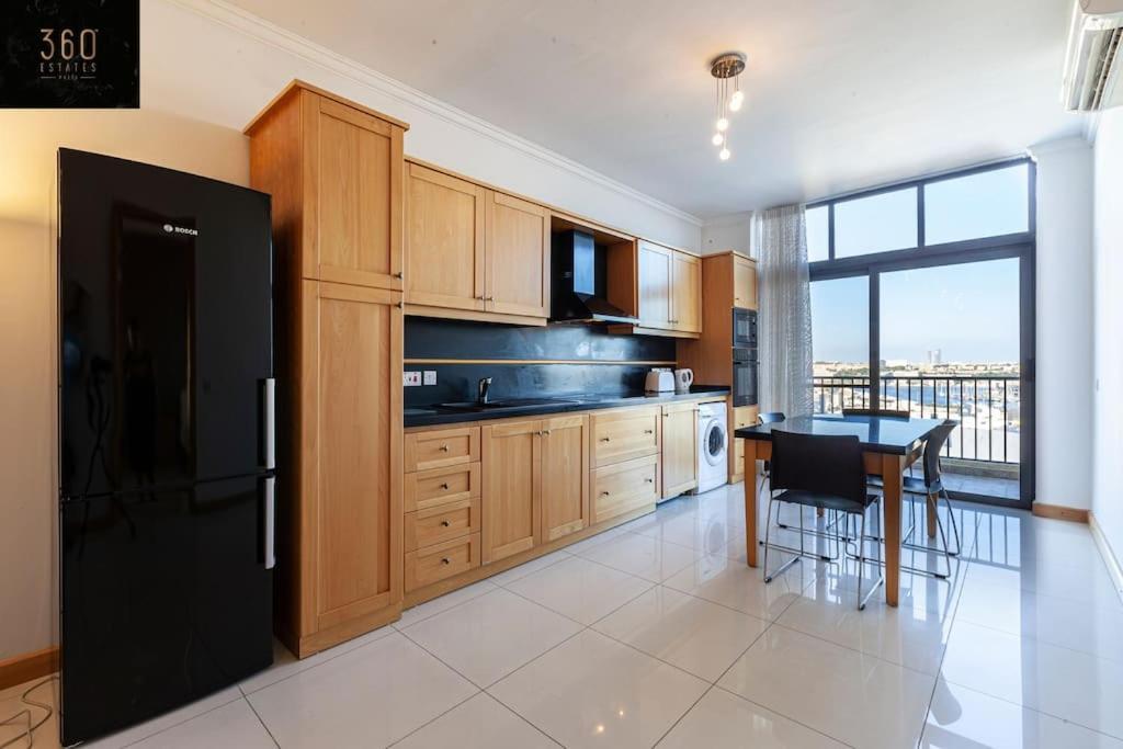 Comfortable Penthouse, Served With Lift, Wifi & Ac By 360 Estates Gzira Esterno foto