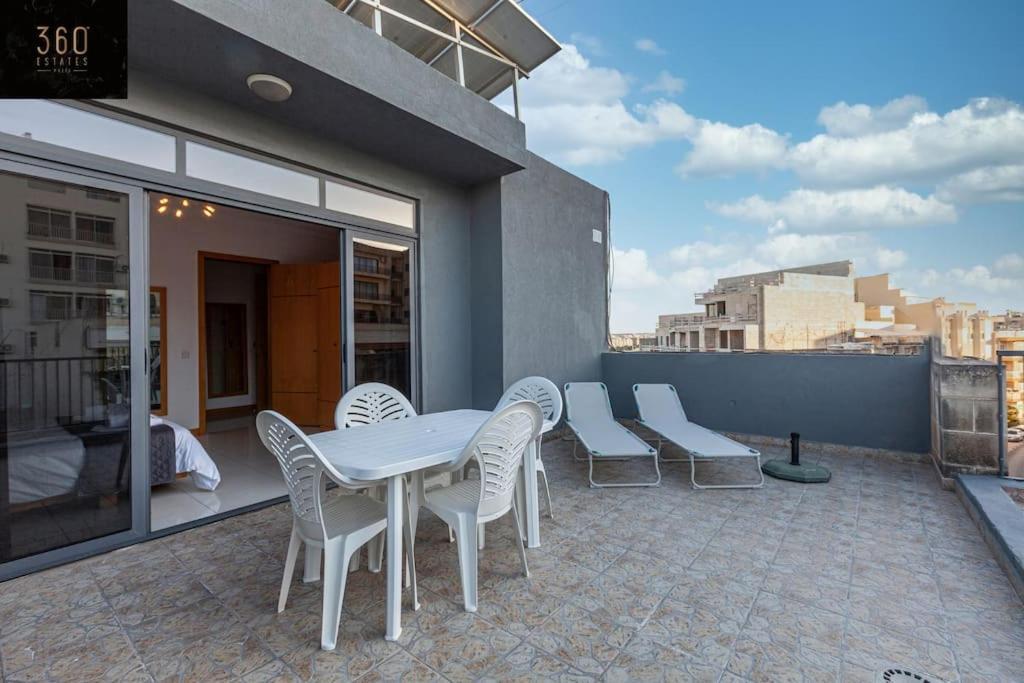 Comfortable Penthouse, Served With Lift, Wifi & Ac By 360 Estates Gzira Esterno foto