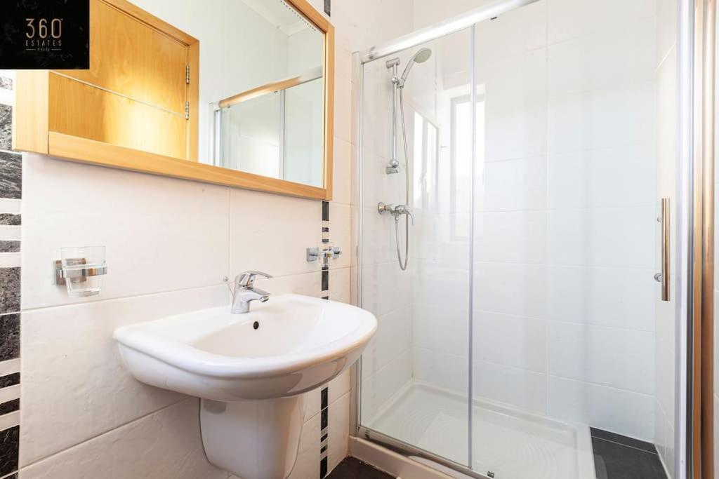 Comfortable Penthouse, Served With Lift, Wifi & Ac By 360 Estates Gzira Esterno foto