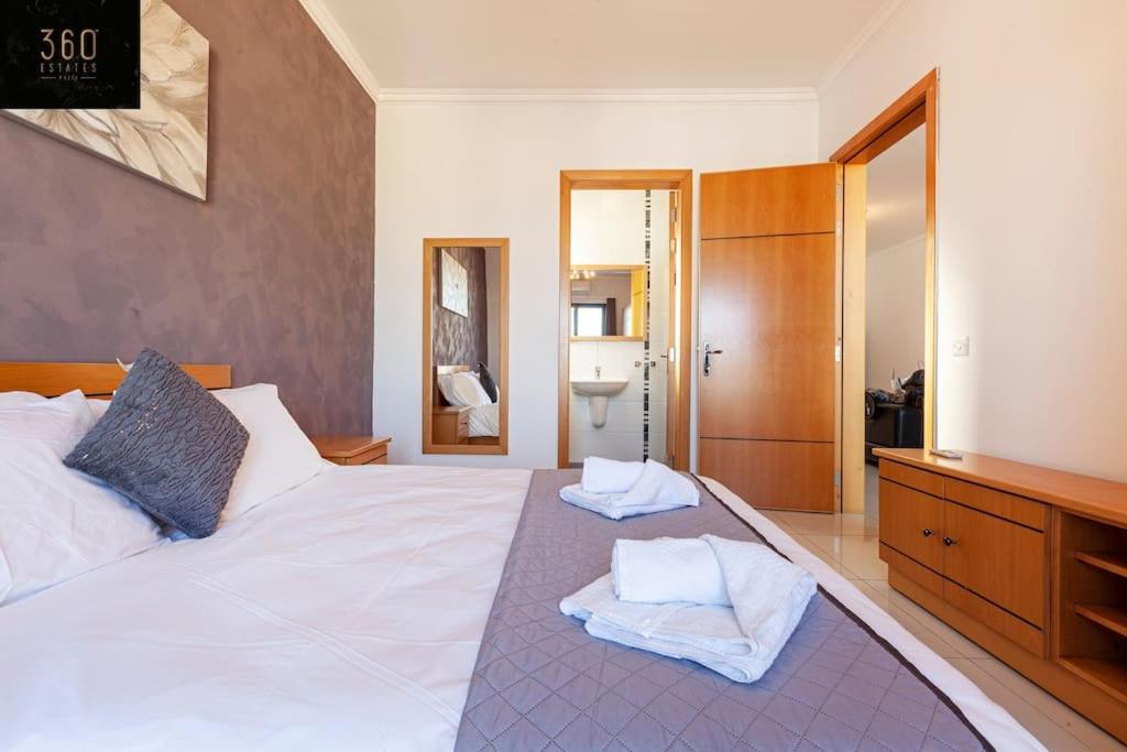 Comfortable Penthouse, Served With Lift, Wifi & Ac By 360 Estates Gzira Esterno foto